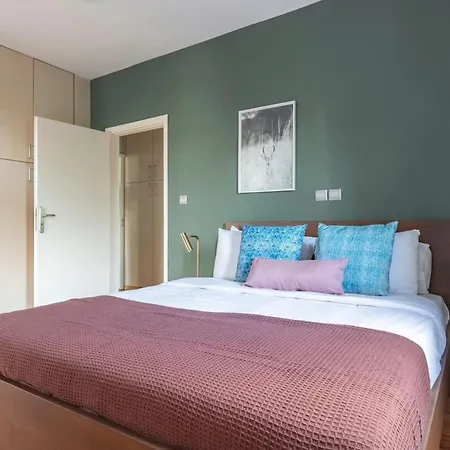 Park-view Apartment *