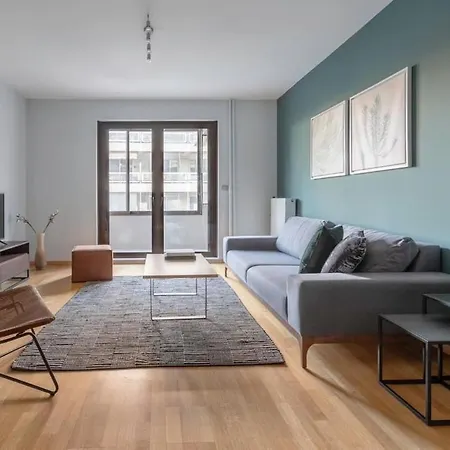 Park-view Apartment *